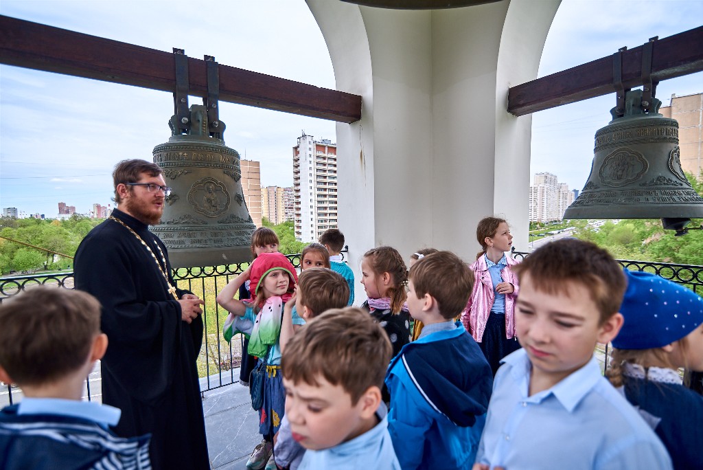 Воскресный бульвар. Храм Андрея Боголюбского на Волжском бульваре. Школа 1241. Ильинское благочиние храм Андрею Боголюбскому.