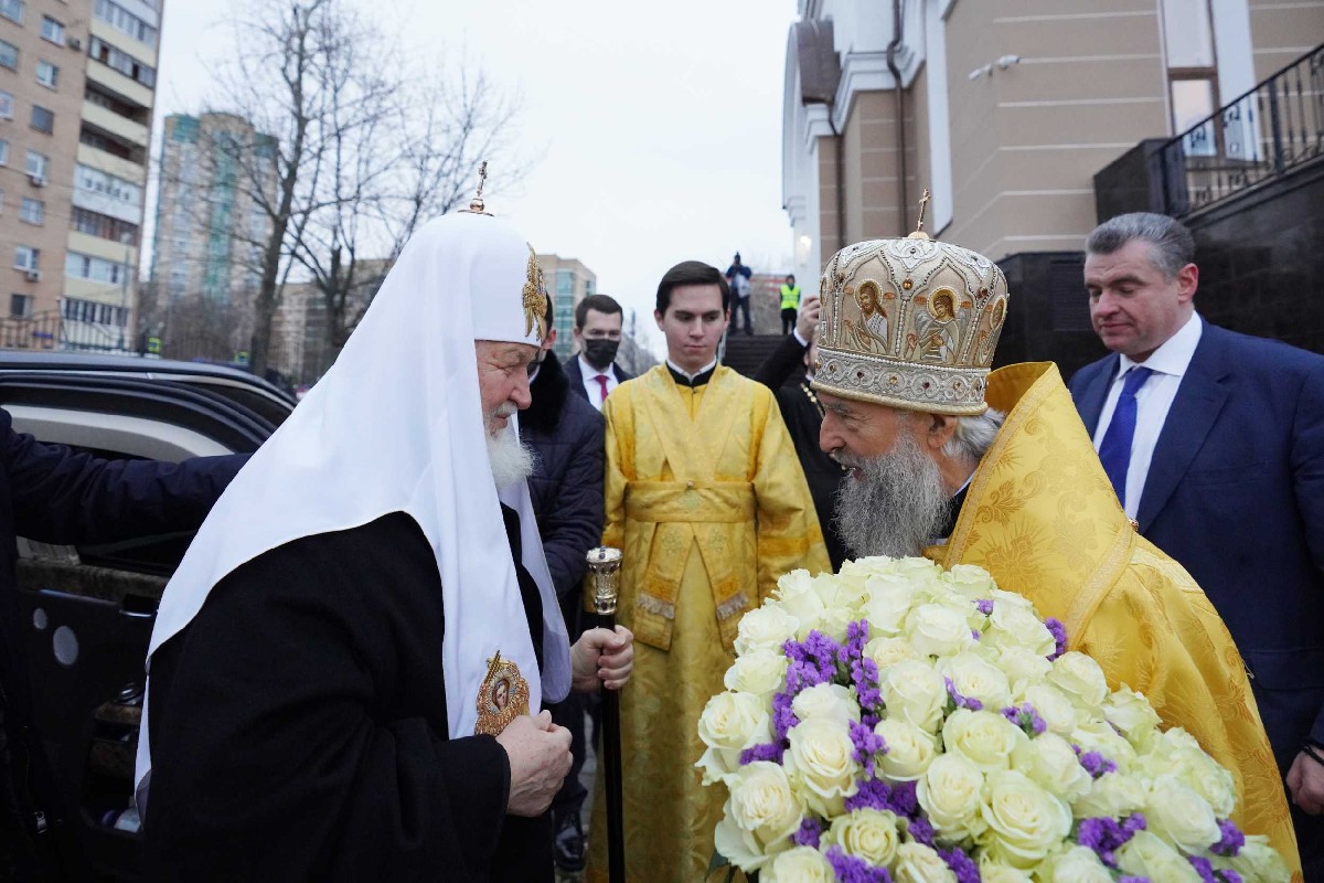 Патриарх Кирилл в храме с прихожанами