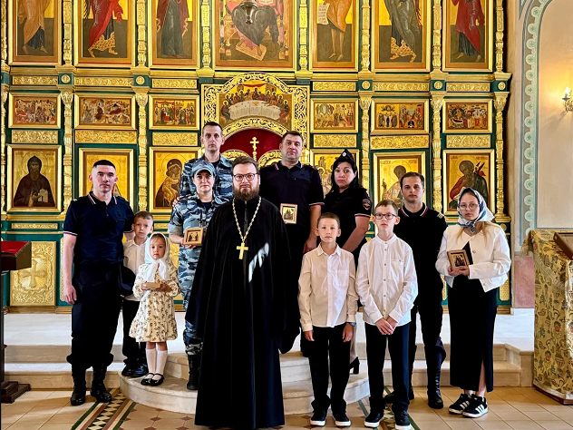 Cотрудники УВД на Московском метрополитене в день памяти святых благоверных князей Петра и Февронии Муромских посетили храм Живоначальной Троицы в Карачарове