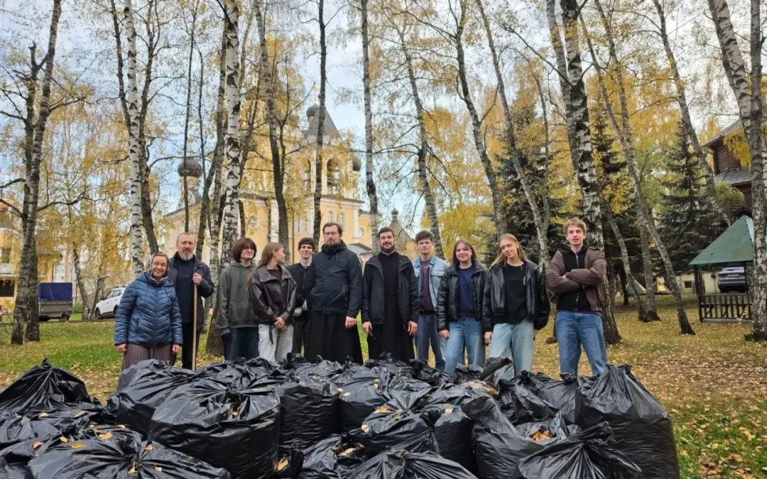 Молодёжное объединение «Лествица» при храме святого праведного Иоанна Кронштадтского в Жулебине приняло участие в благотворительной ярмарке и благоустройстве храмовой территории