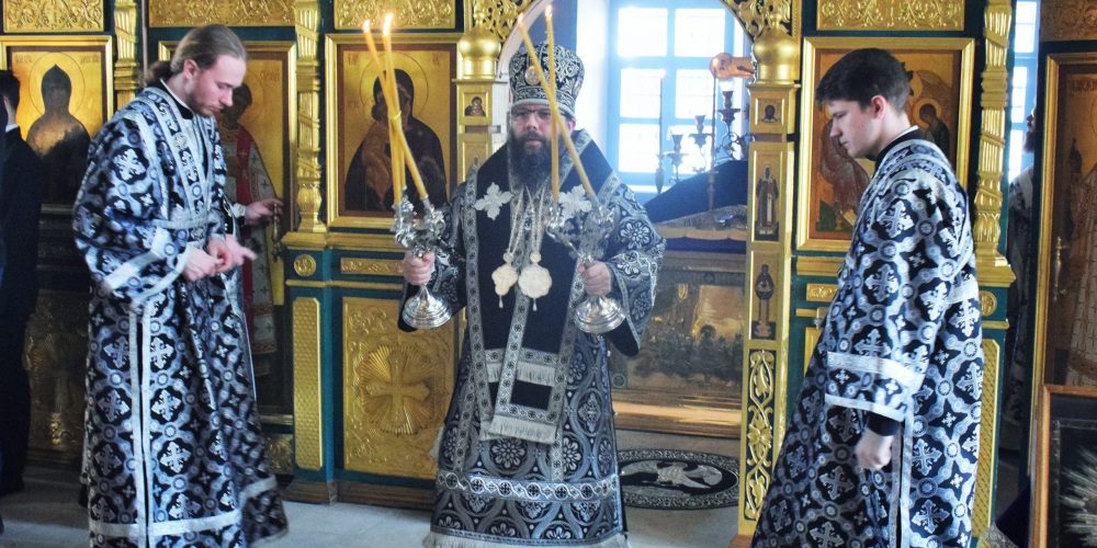 Архиепископ Егорьевский Матфей совершил литургию Преждеосвященных даров в храме Живоначальной Троицы в Карачарове