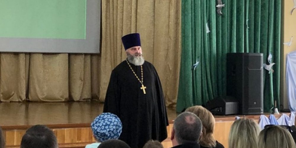 Священник Марк Кравченко принял участие в дне открытых дверей в школе № 2089