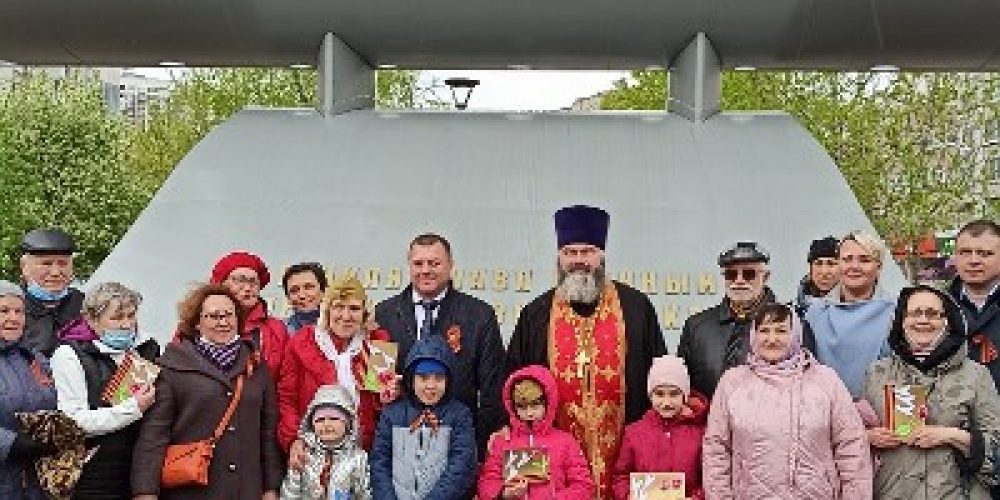 В День Победы священник Марк Кравченко принял участие в возложении цветов у памятника летчикам 108-го Гвардейского штурмового авиационного полка