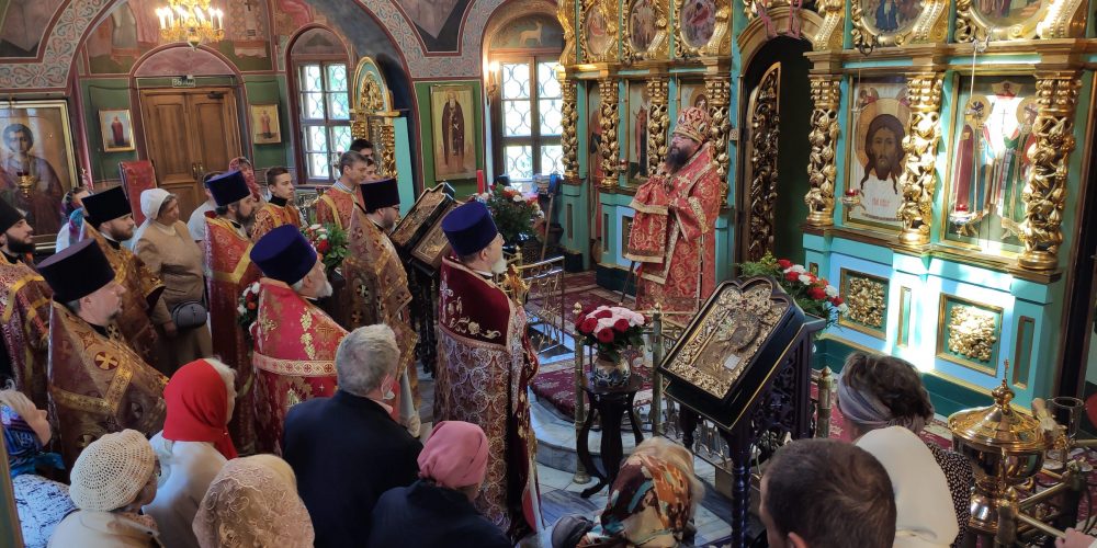 Архиепископ Егорьевский Матфей совершил Божественную литургию в храме святых благоверных князей Бориса и Глеба в Зюзине