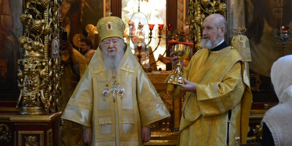 В день памяти своего небесного покровителя митрополит Ювеналий совершил Божественную литургия в Петропавловском храме в Лефортове