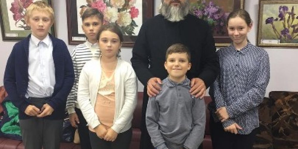 Ученики Воскресной школы  храма святых Жен-Мироносиц в Марьине посетили выставку работ Анатолия Петровича Дегтярёва