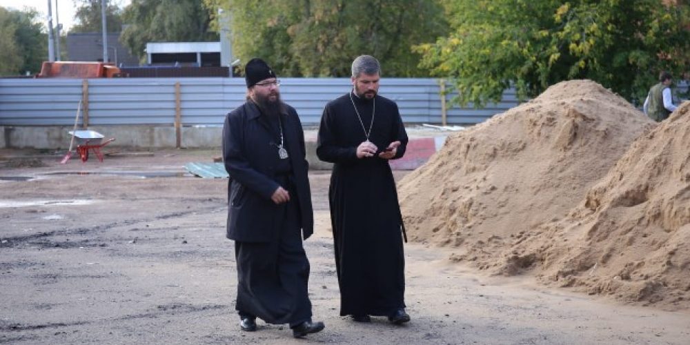 Архиепископ Егорьевский Матфей посетил место будущего строительства храма Преображения Господня в Лефортове