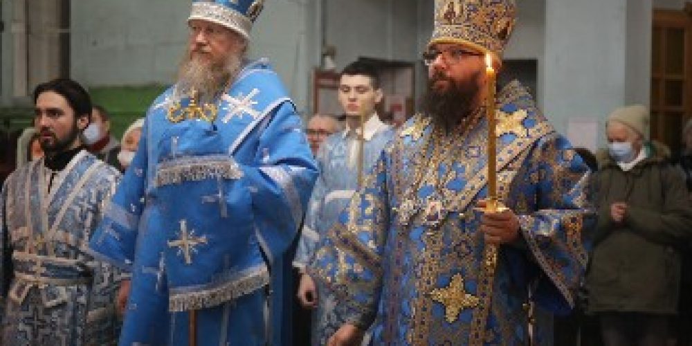 Архиепископ Егорьевский Матфей совершил всенощное бдение в храме иконы Божией Матери «Знамение» в Кунцеве
