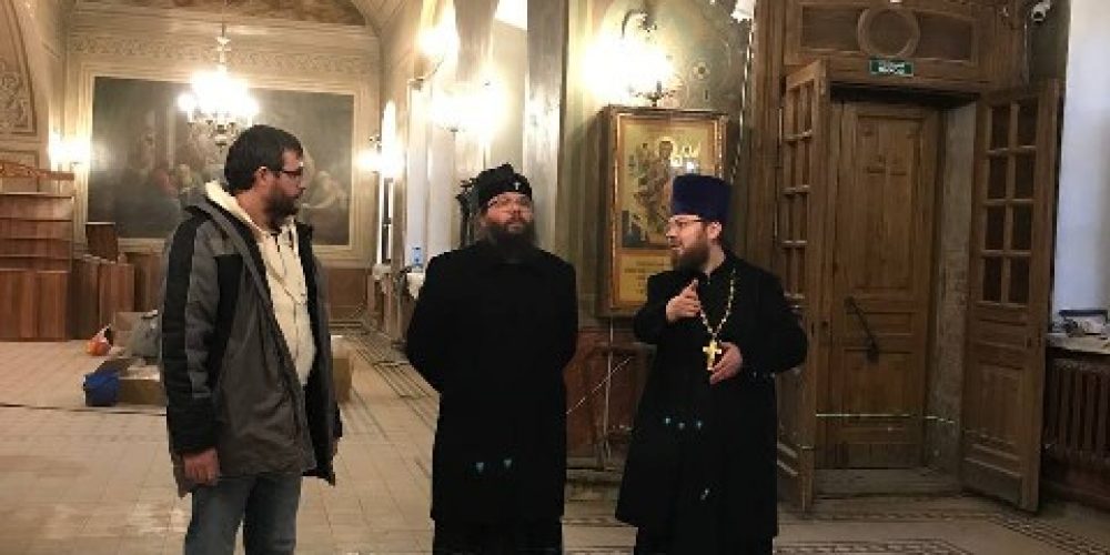 Архиепископ Егорьевский Матфей ознакомился с ходом реставрационных работ в храме Живоначальной Троицы в Карачарове
