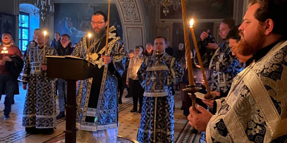 Архиепископ Егорьевский Матфей совершил Пассию в храме Живоначальной Троицы в Карачарове