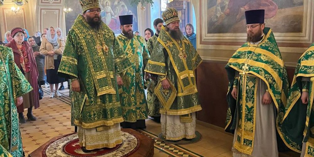 Архиепископ Егорьевский Матфей совершил богослужение в храме Живоначальной Троицы в Карачарове