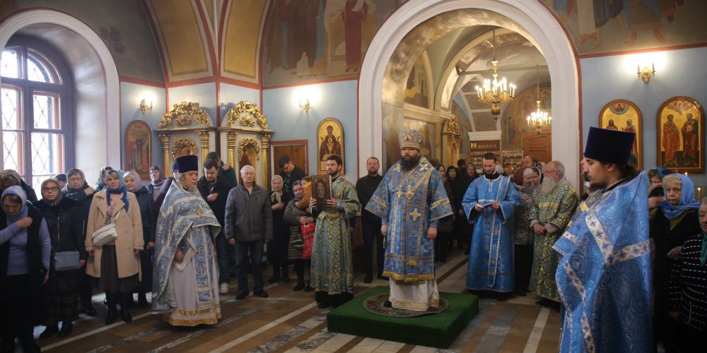 Архиепископ Егорьевский Матфей совершил Божественную литургию в храме Рождества Пресвятой Богородицы в Капотне