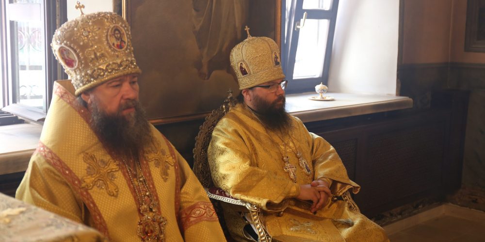 Архиепископ Егорьевский Матфей совершил Божественную литургию в храме Живоначальной Троицы в Карачарове