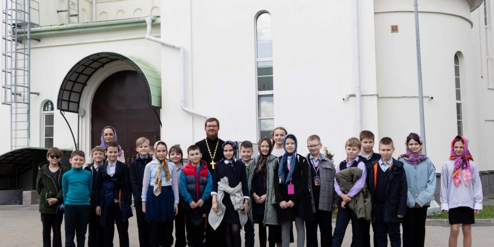 Экскурсии для школьников прошли в храме святого благоверного князя Андрея Боголюбского на Волжском