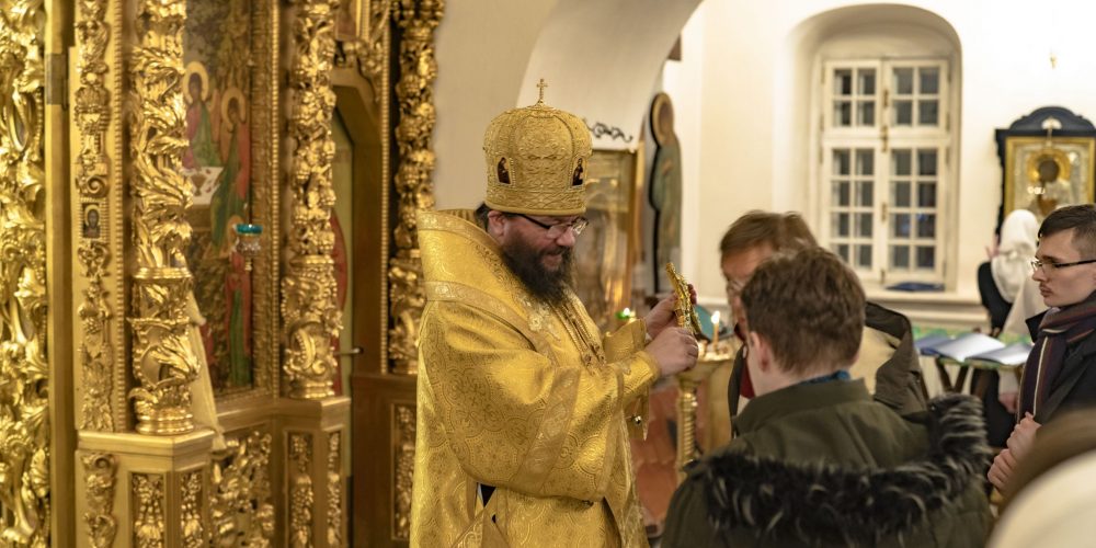 Архиепископ Егорьевский Матфей совершил в Новогоднюю ночь Божественную литургию с участием православной молодежи