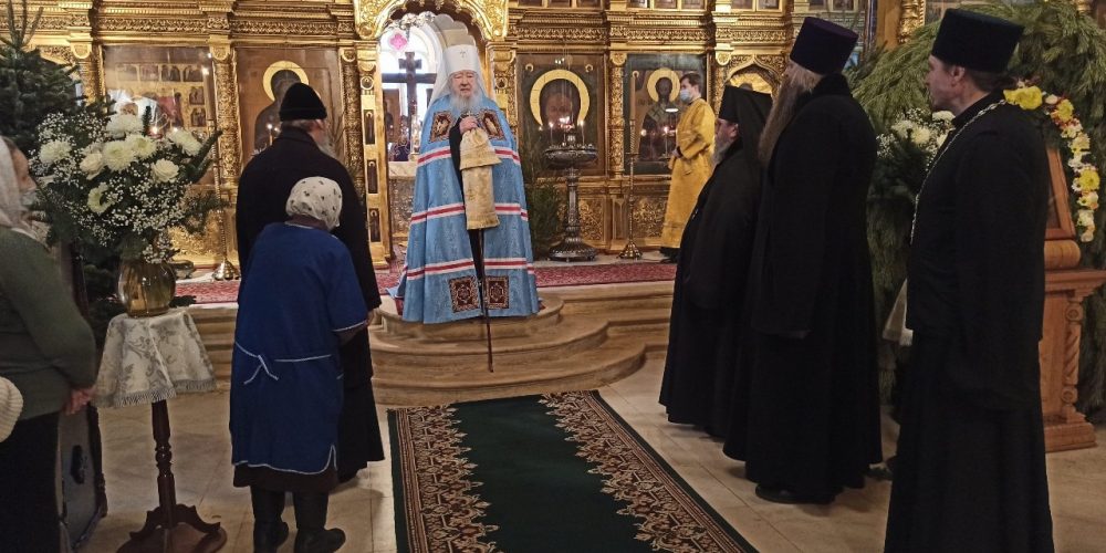 В субботу по Рождестве Христовом Патриарший наместник Московской епархии совершил Литургию в Никольском храме на Рогожском кладбище