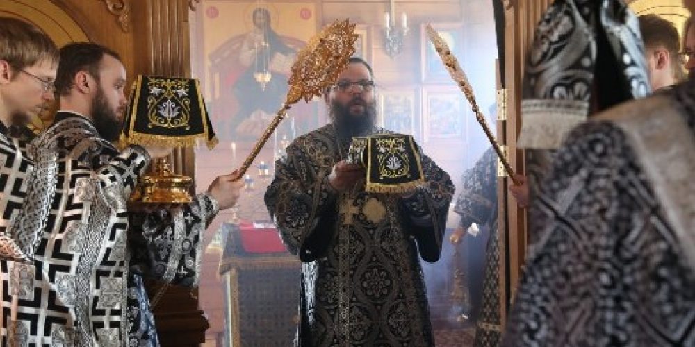 Архиепископ Егорьевский Матфей совершил литургию Преждеосвященных Даров в храме святых Жен-Мироносиц в Марьине