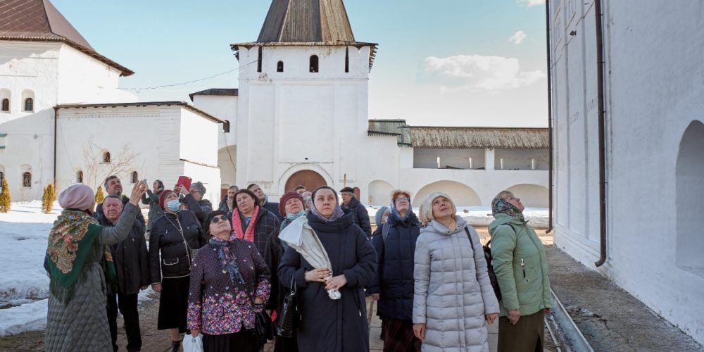 Прихожане храма святых апостолов Петра и Павла в Лефортове посетили Пафнутьево Боровский монастырь