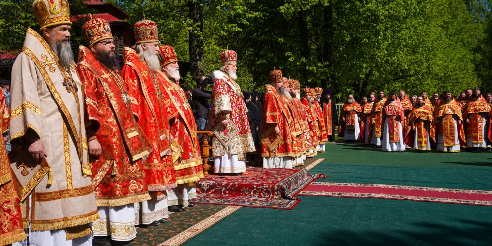 Архиепископ Егорьевский Матфей сослужил Святейшему Патриарху Кириллу за Божественной литургией на Бутовском полигоне