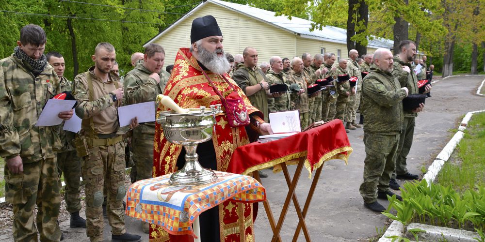 Священник Марк Кравченко принял участие во вручении боевого знамени и стяга казачьему отряду «Хопёр»