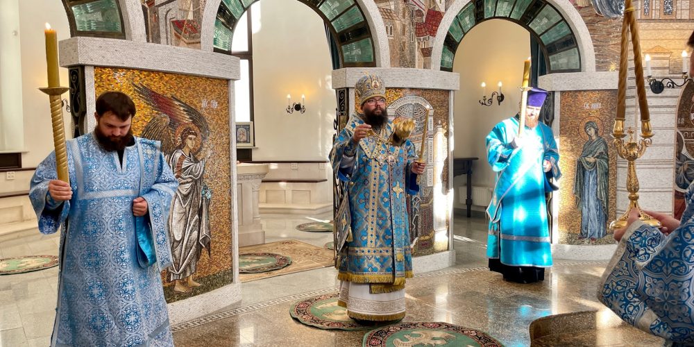 Архиепископ Егорьевский Матфей совершил всенощное бдение в храме иконы Божией Матери «Воспитание» в Некрасовке