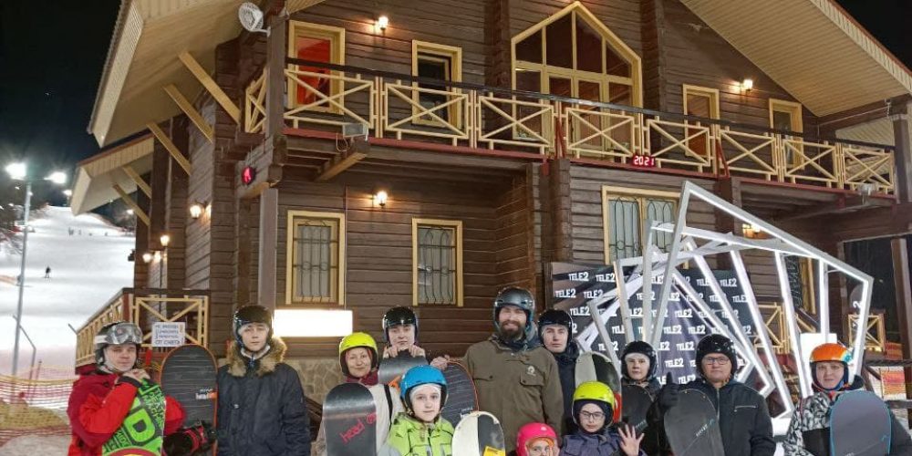 Молодежь храмов Юго-Восточного викариатства приняла участие в занятиях на сноуборде