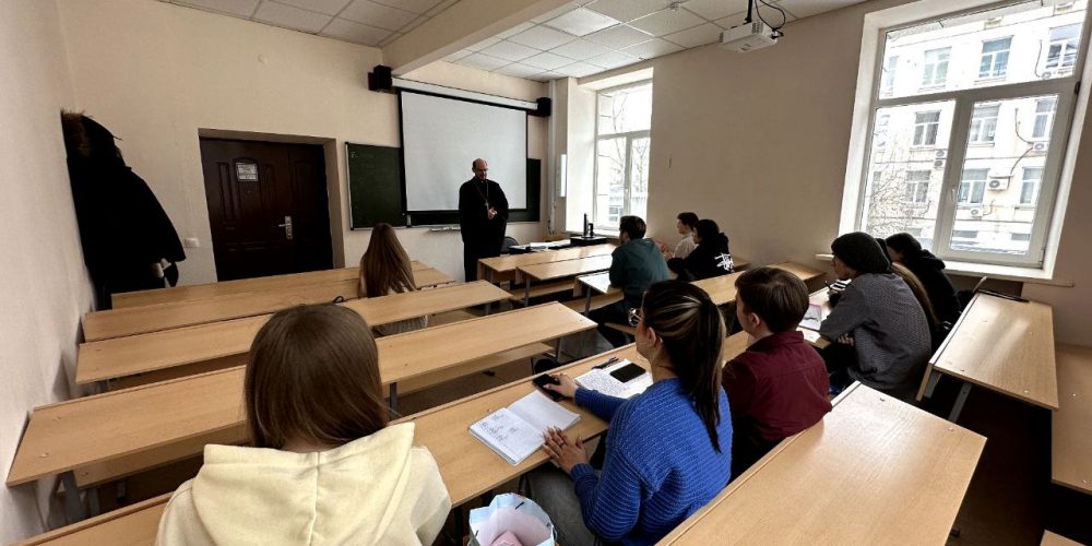 В Московском экономическом институте студенты встретились со священником