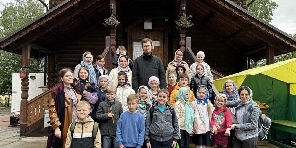 Ученики Центра образования «Компас» посетили храм святого праведного Иоанна Кронштадтского в Жулебине