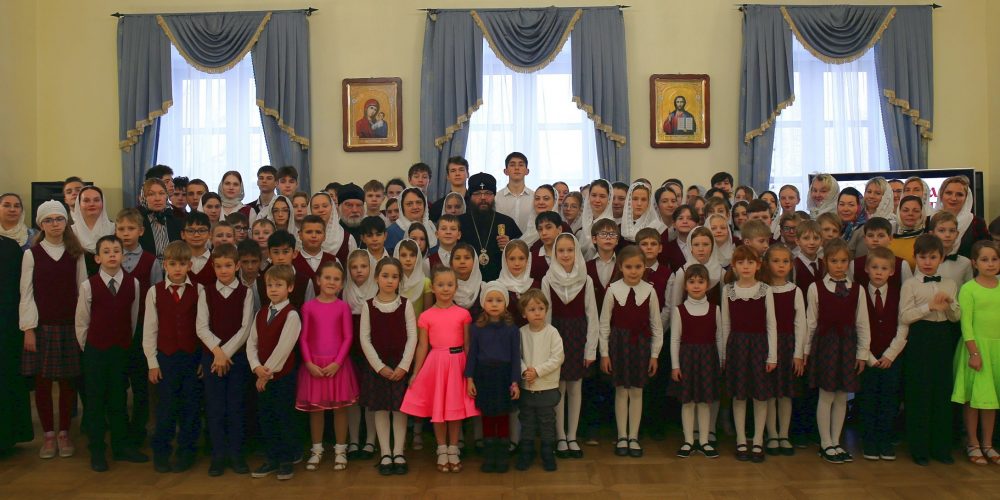Учащиеся православной школы в Свиблове поздравили архиепископа Егорьевского Матфея с днем тезоименинства