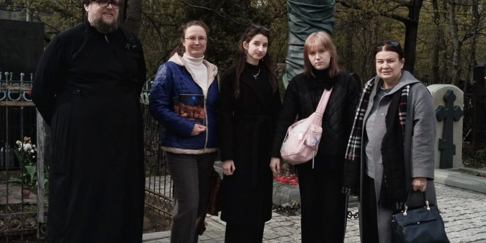 Экскурсия для учащихся Московского педагогического колледжа по некрополю Ваганьковского кладбища