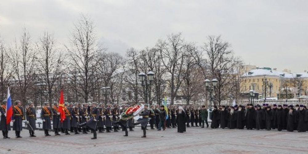 Архиепископ Егорьевский Матфей принял участие в церемонии возложения венка к могиле Неизвестного солдата у Кремлевской стены