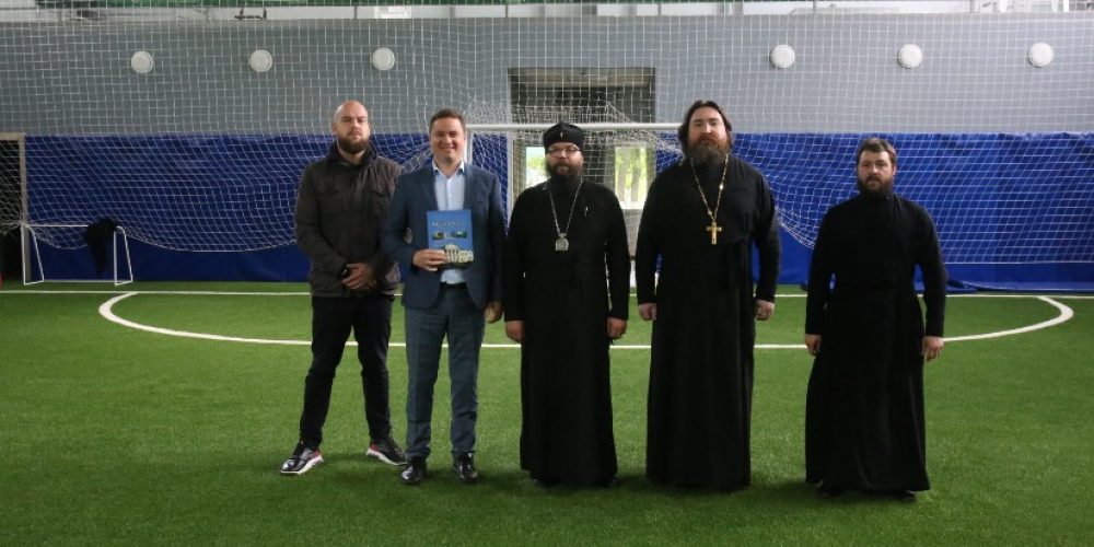 Архиепископ Егорьевский Матфей провел выездное совещание на стадионе «Свиблово» по вопросам проведения епархиальных игр среди воскресных школ Москвы