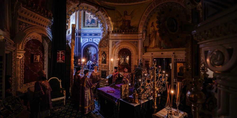 Архиепископ Егорьвский Матфей сослужил Святейшему Патриарху Кириллу за всенощным бдением в Храме Христа Спасителя