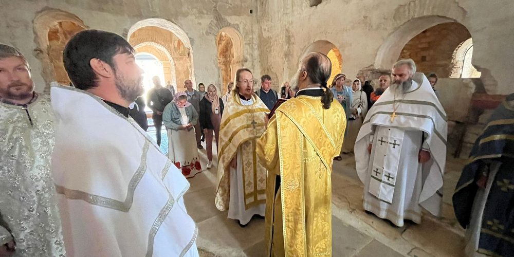 Священник Марк Кравченко и протодиакон Олег Крылов сослужили за Литургией в турецком городе Демре