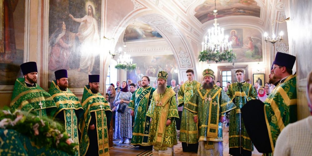 Епископ Павлово-Посадский Силуан совершил всенощное бдение в храме Живоначальной Троицы в Карачарове