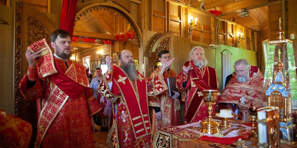 Архиерейское богослужение в день престольного праздника в храме святых Жен-мироносиц в Марьине