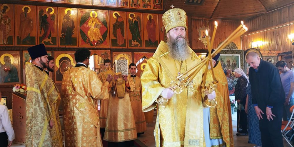 Епископ Павлово-Посадский Силуан совершил Божественную литургию в храме святителя Тихона, Патриарха Московского, в Люблине