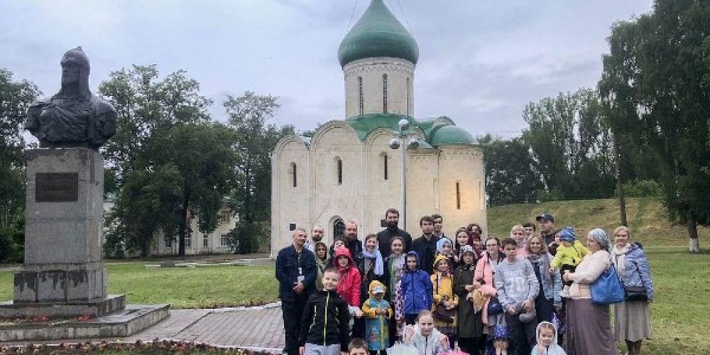 Воскресная школа храма святого равноапостольного князя Владимира при МПКУ им. М.А. Шолохова подготовила спектакль «Семь побед святителя Луки»