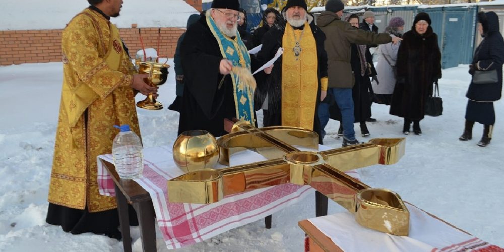 Освящение накупольного креста колокольни храма святого апостола Андрея Первозванного в Люблине