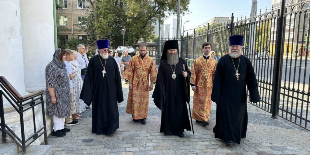 Епископ Павлово-Посадский Силуан совершил Литургию в храме мучеников Флора и Лавра на Зацепе