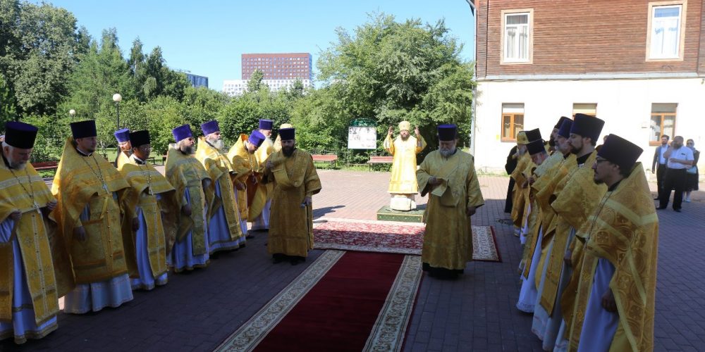 Архиерейское богослужение в храме Живоначальной Троицы в Свиблове