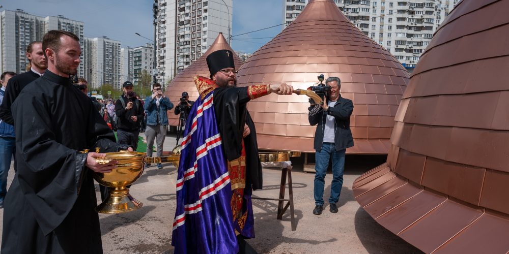 Освящены купола и кресты храма Воскресения Словущего в Марьинском парке