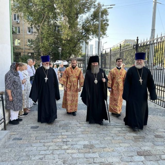 Епископ Павлово-Посадский Силуан совершил Литургию в храме мучеников Флора и Лавра на Зацепе