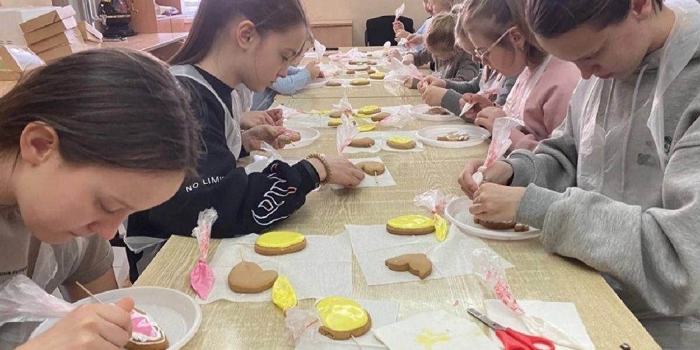 В воскресной школе храма иконы Божией Матери «Утоли моя печали» в Марьине прошел пасхальный мастер-класс по росписи пряников