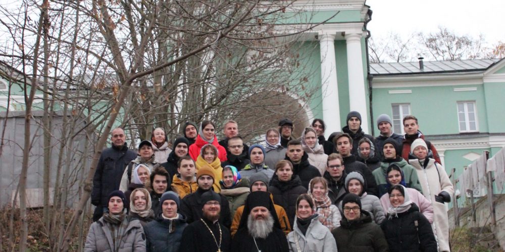 Преподаватели и студенты МЭИ вместе со священником посетили Оптину пустынь