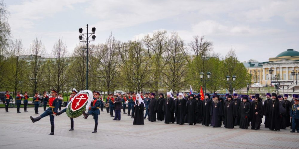 В канун Дня Победы архиепископ Егорьевский Матфей принял участие в возложении Святейшим Патриархом Кириллом венка к могиле Неизвестного солдата у Кремлевской стены