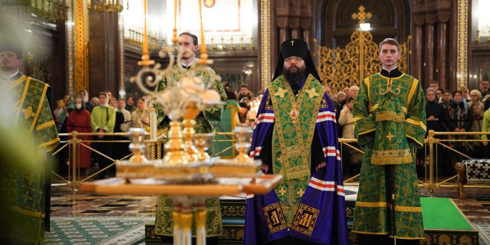 В канун празднования Входа Господня в Иерусалим архиепископ Егорьевский Матфей сослужил Святейшему Патриарху Кириллу в храме Христа Спасителя