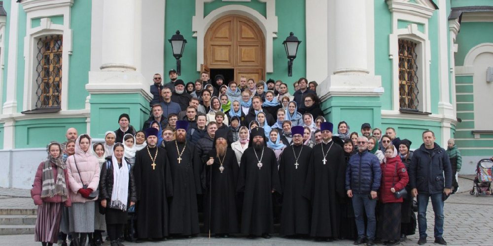 Моложые прихожане храмов Северо-Восточного и Юго-Восточного викариатств вместе с архипастырем совершили паломничество в Оптину пустынь