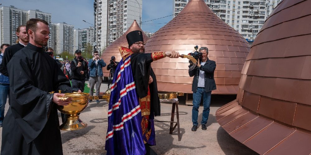 Освящены купола и кресты храма Воскресения Словущего в Марьинском парке