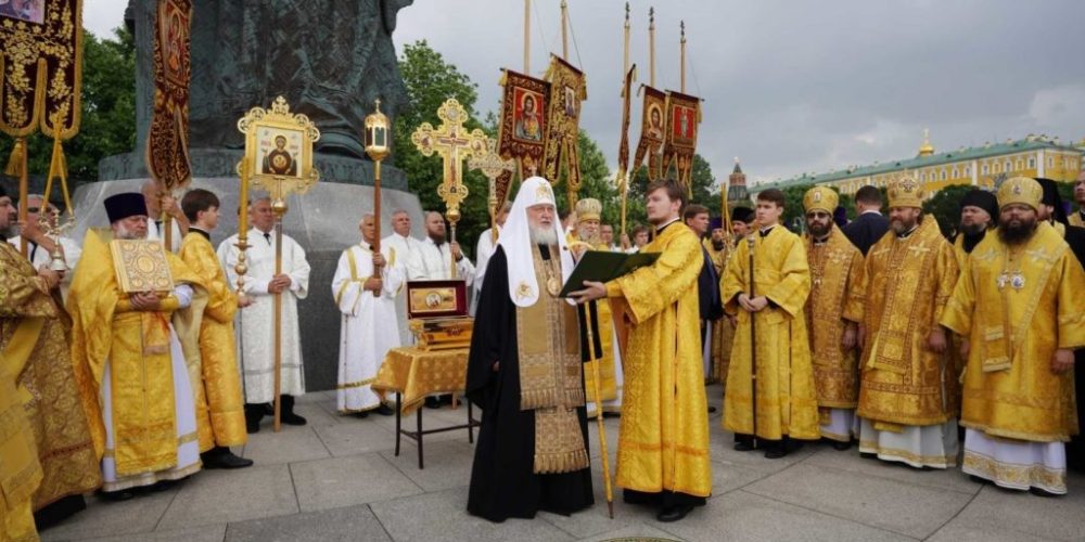 Управляющий Юго-Восточным викариатством сослужил Предстоятелю Русской Церкви за молебном у памятника равноапостольному князю Владимиру на Боровицкой площади